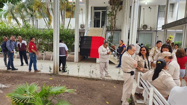 Trabajadores realizan paro de labores en la Jurisdicción Sanitaria en Veracruz