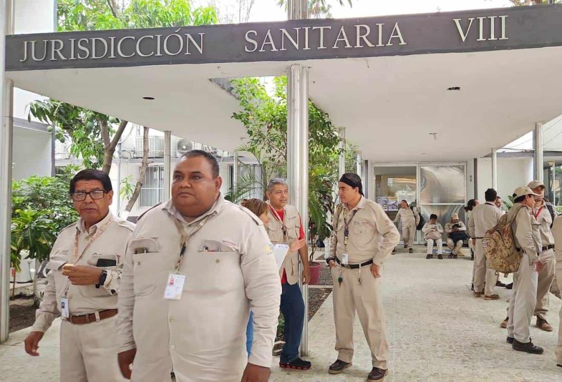 Trabajadores realizan paro de labores en la Jurisdicción Sanitaria en Veracruz