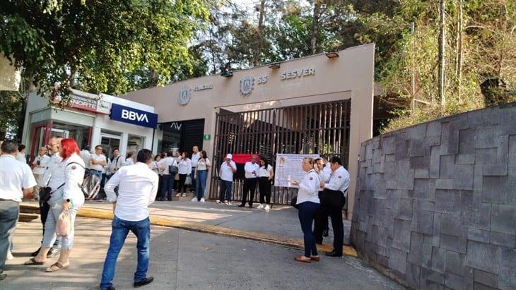 Trabajadores realizan paro de labores en Secretaría de Salud de Veracruz