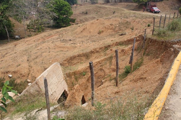 Colapso de obra hidráulica en camino ejidal de Las Choapas es un peligro para conductores | VIDEO