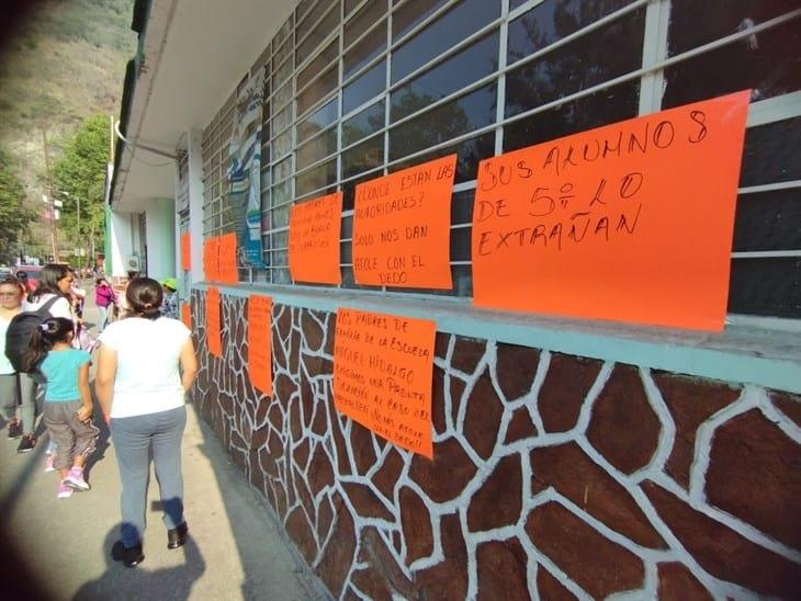 Padres de familia toman supervisión escolar en Orizaba; exigen reinstalación de profesor