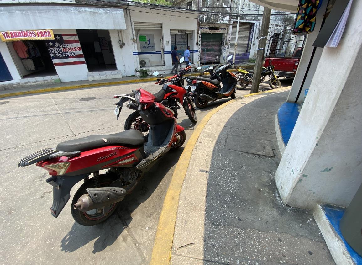 Motociclistas se apoderan de pasos peatonales en Agua Dulce | VIDEO