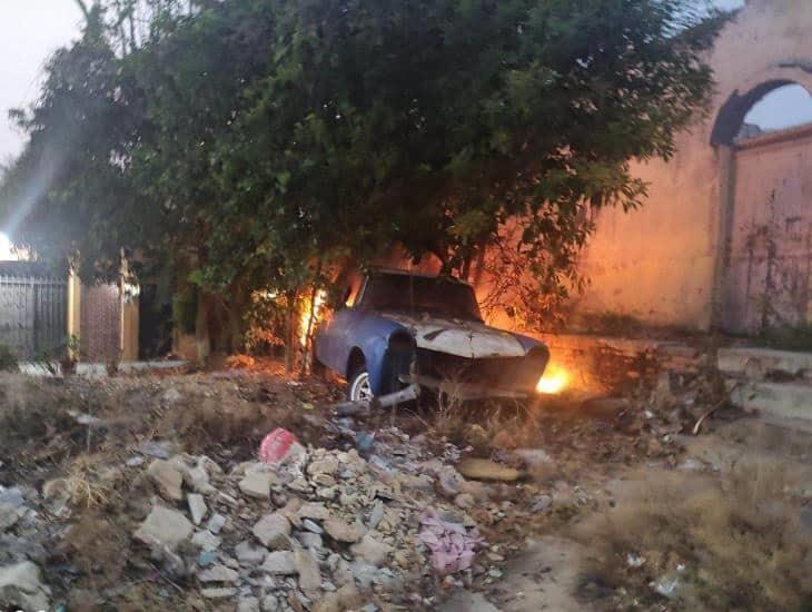 Quema de basura alcanza vehículo en Acayucan