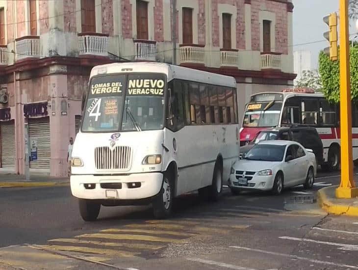 Automóvil con niño a bordo choca contra urbano en centro de Veracruz