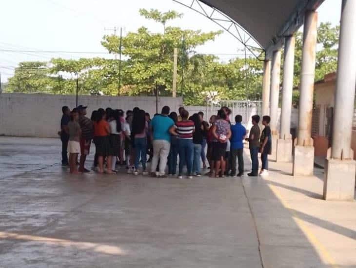 Padres de familia de primaria de Acayucan plantarán a sus hijos en oficinas de CFE por omisión de peticiones