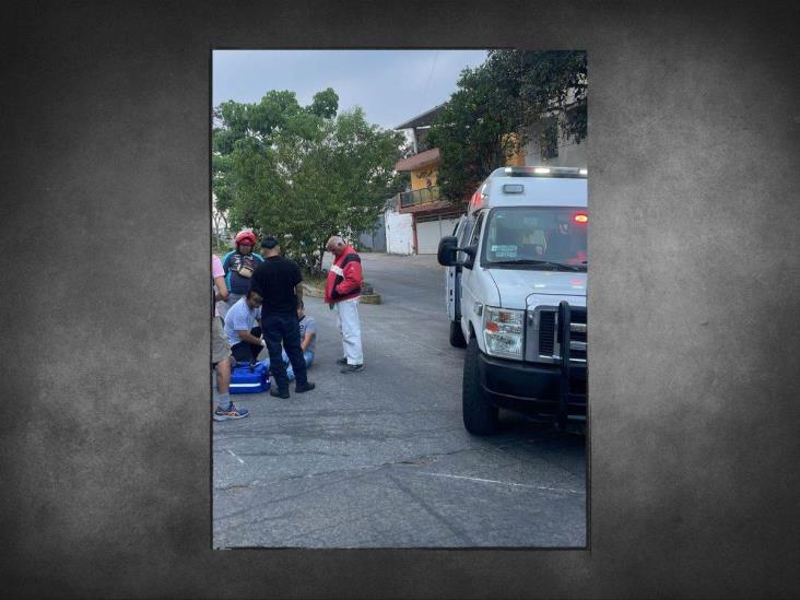 Motociclista derrapa en colonia Rafael Lucio, en Xalapa