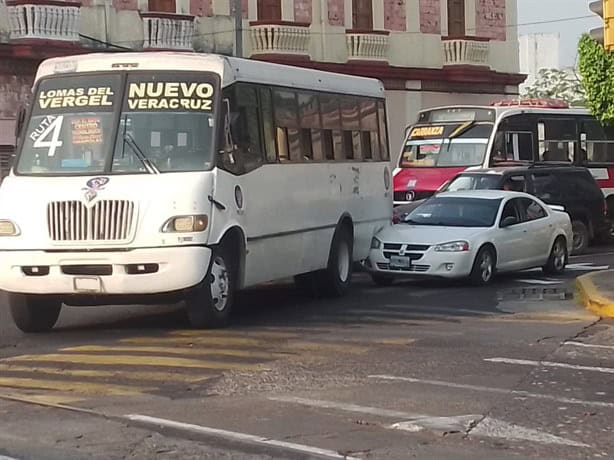 Automóvil con niño a bordo choca contra urbano en centro de Veracruz