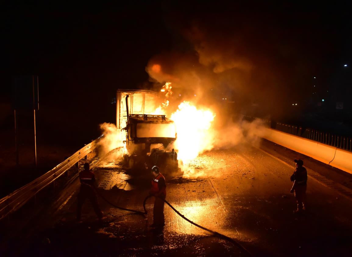 Se incendia tráiler a la altura de la caseta de cobro Acayucan l VIDEO