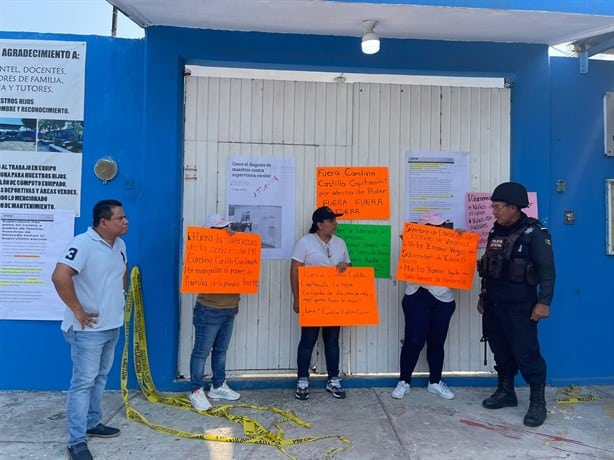 Padres toman primaria de Boca del Río y exigen renuncia de supervisa escolar