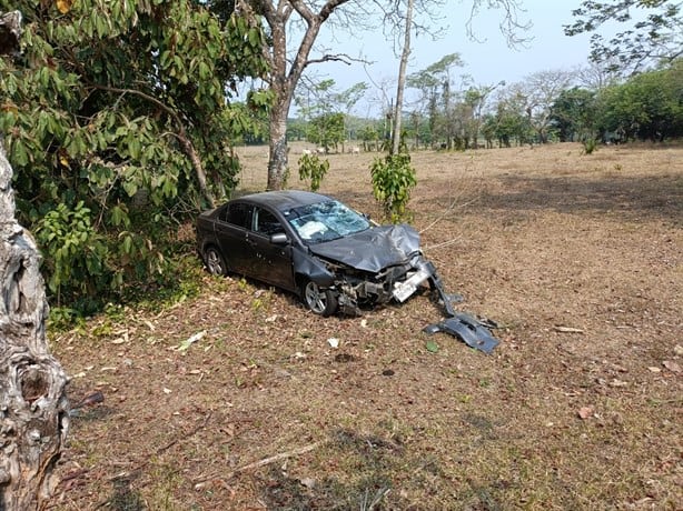 Veloz conductor se pestañea y termina fuera de la cinta asfáltica en Moloacán | VIDEO