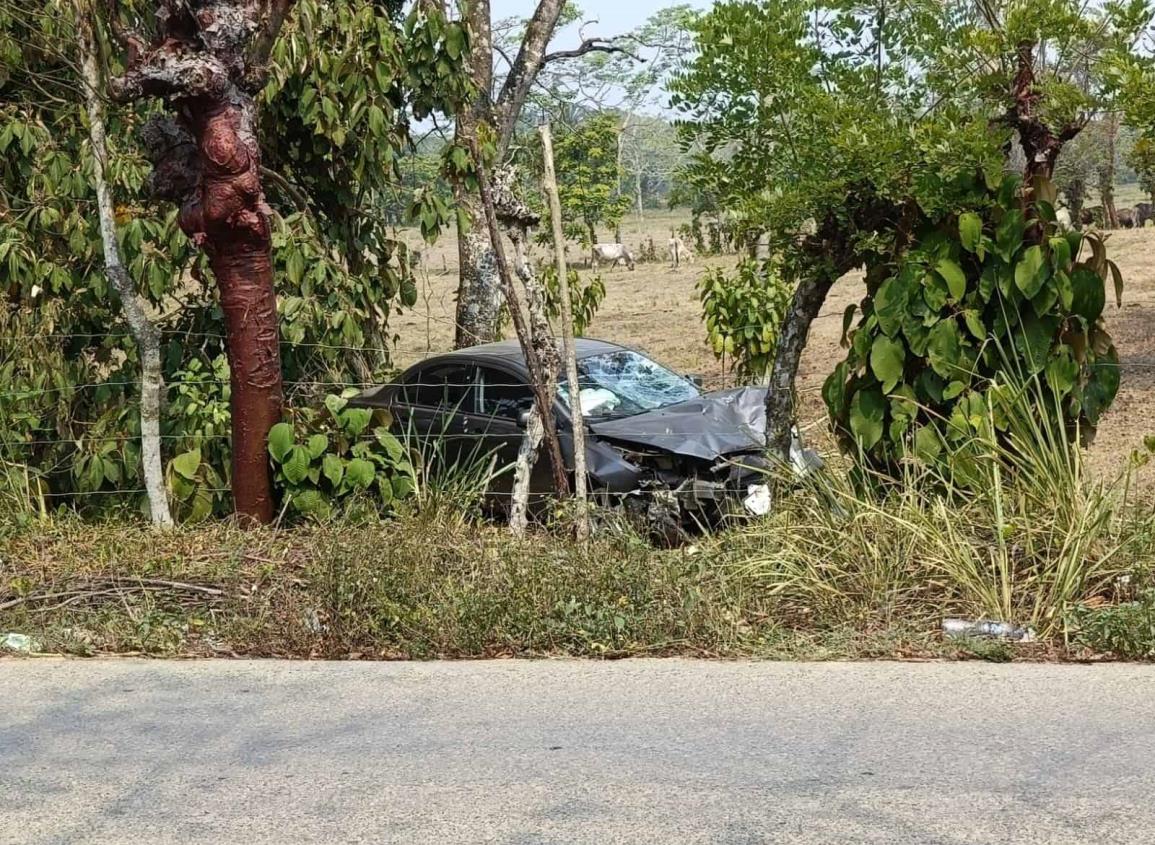 Veloz conductor se pestañea y termina fuera de la cinta asfáltica en Moloacán | VIDEO