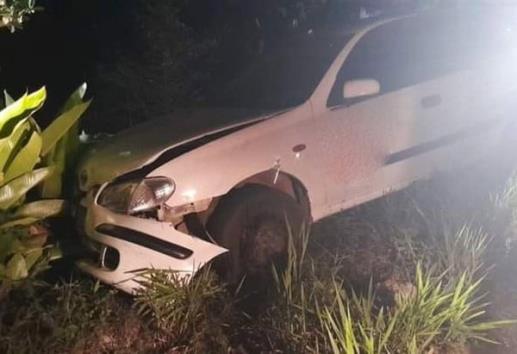 ¡Auto se sale de la carretera! tras accidente vial en Yecuatla