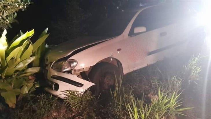 ¡Auto se sale de la carretera! tras accidente vial en Yecuatla