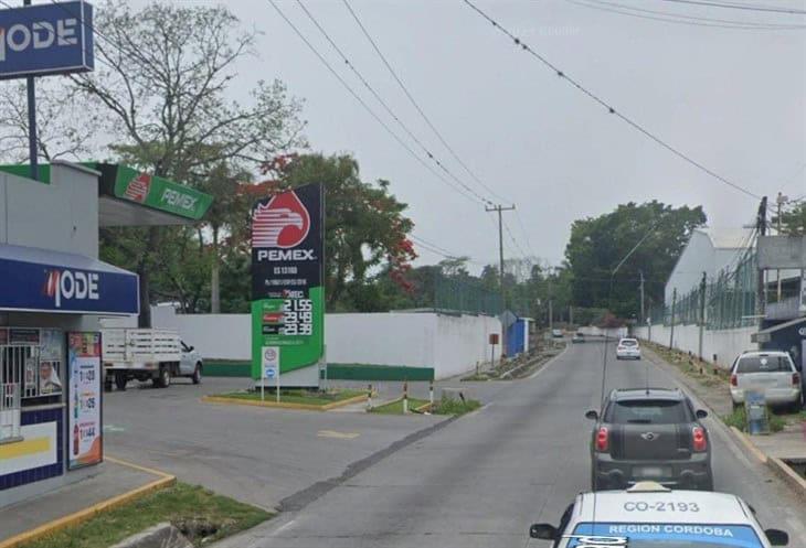 Hombres armados asaltan gasolinera en Amatlán de los Reyes