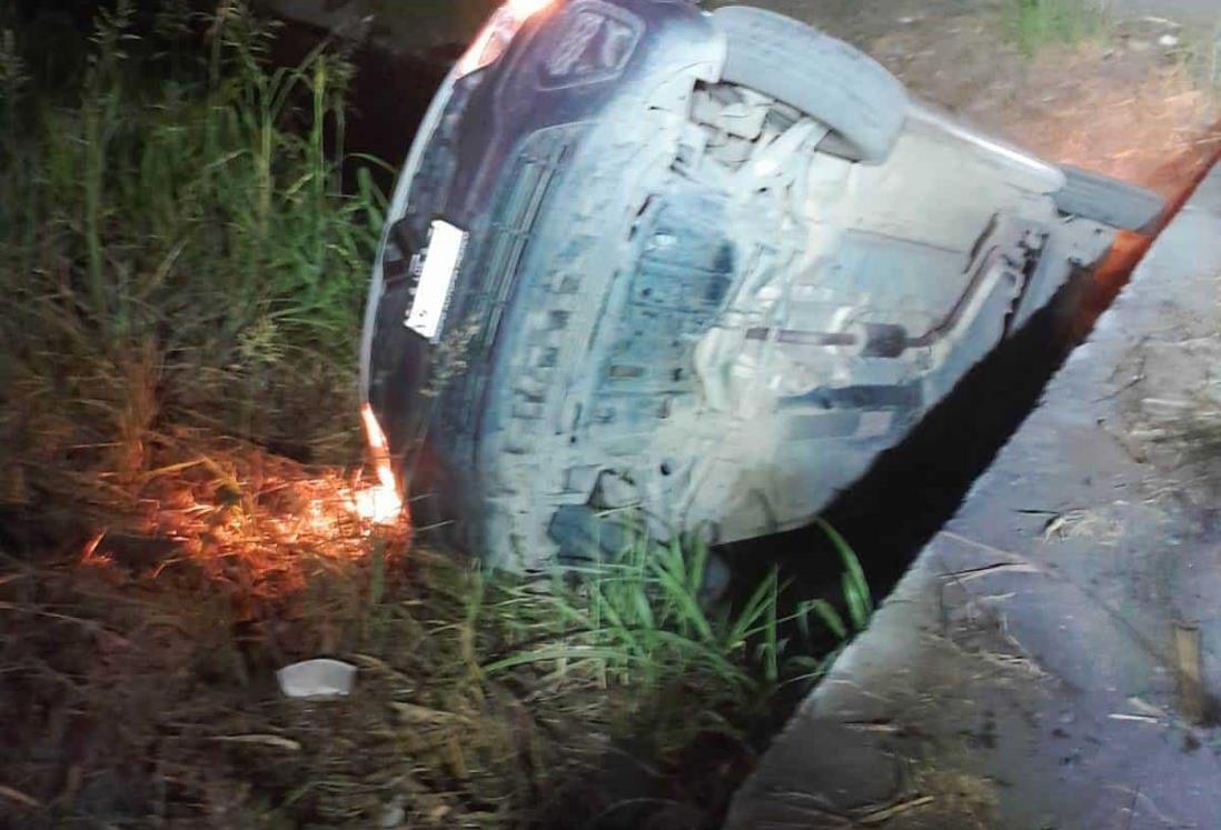 Automóvil se sale de la carretera a Puente Nacional y cae a zanja