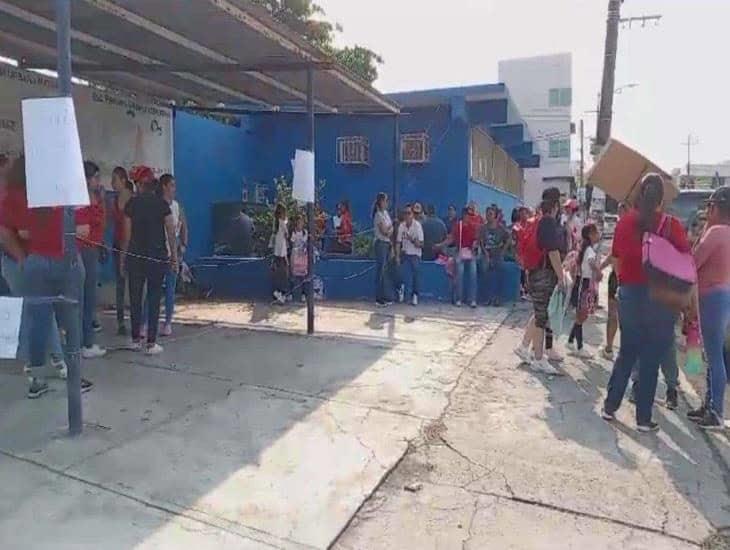 Padres mantienen tomada primaria de Boca del Río y exigen renuncia de supervisa escolar