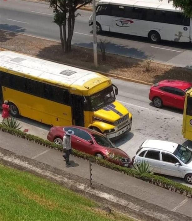 Autobús choca contra autos estacionados en bulevar Guízar y Valencia, en Xalapa