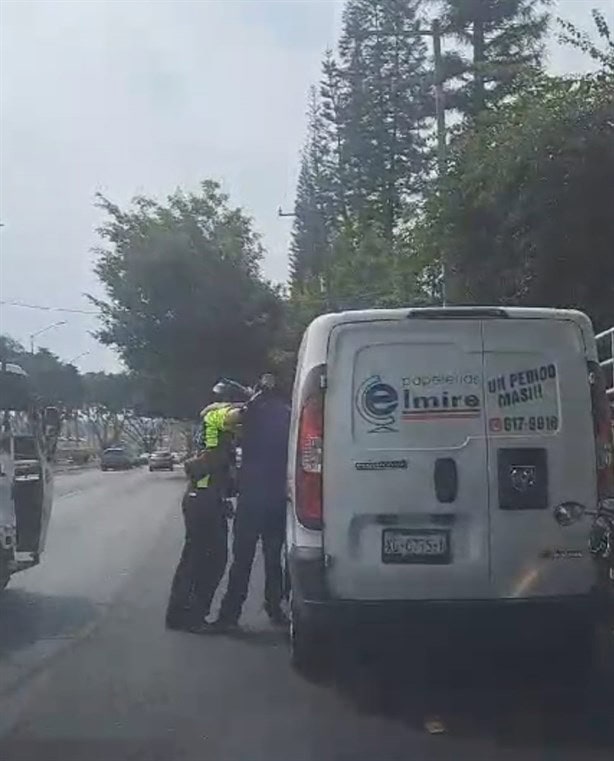 Automovilista y motociclista se dan con todo por problema vial en Xalapa (+Video)