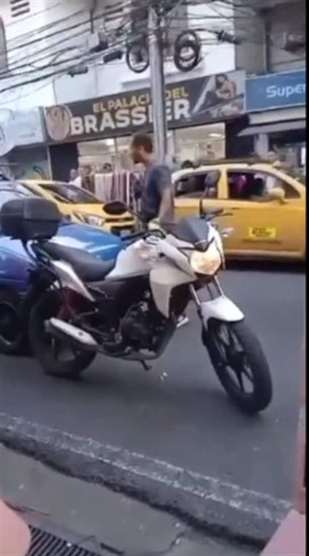 Motociclista se hace viral tras huir de problema por el tamaño de sus rivales | VIDEO