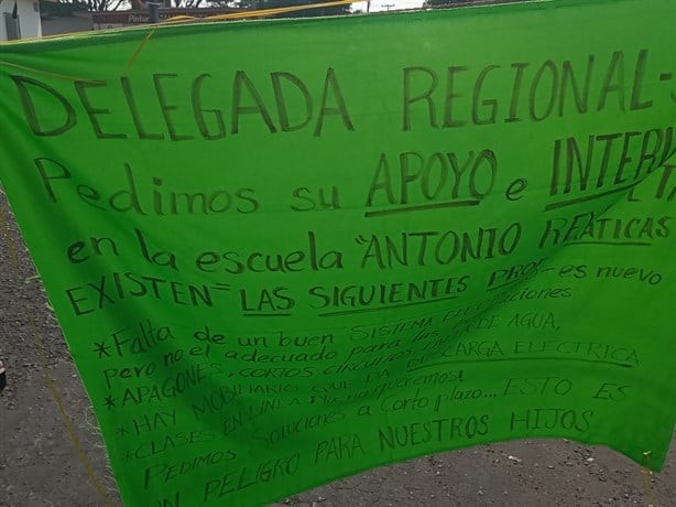 Padres de familia demandan energía eléctrica y agua potable para primaria de Veracruz | VIDEO