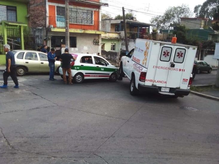 En Xalapa, taxi choca con grúa que remolcaba una ambulancia