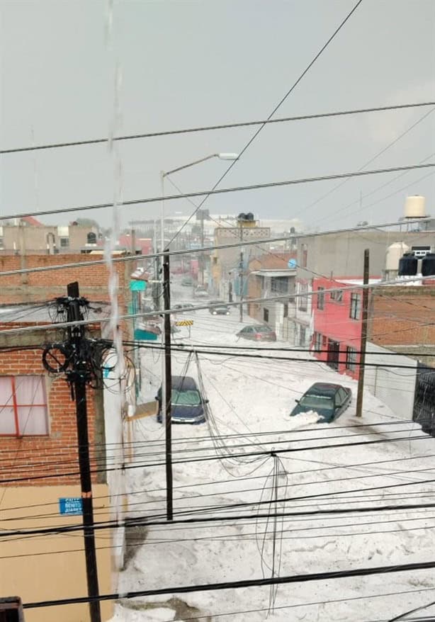 Fuerte lluvia y granizada sorprende a Puebla; las calles se pintaron de blanco | VIDEO