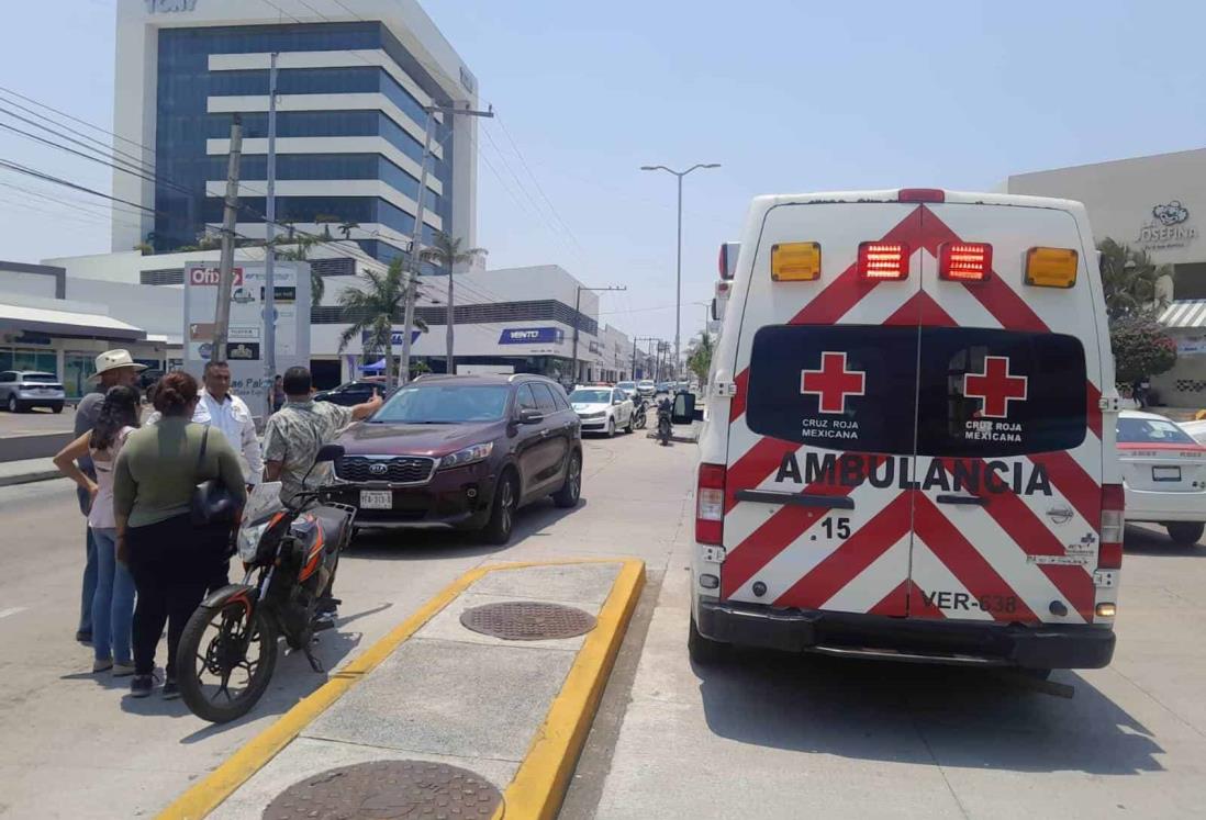 Camioneta impacta a motociclista en la avenida Urano, en Boca del Río