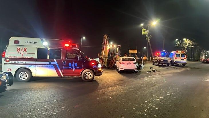 ¡Por ebrio! choca contra una retroexcavadora en la avenida Lázaro Cárdenas