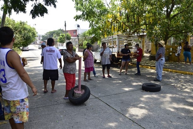 Bloquean avenidas en colonia Puerto México por falta de energía eléctrica; encerraron camioneta de la CFE | VIDEO