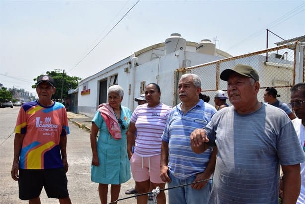 Bloquean avenidas en colonia Puerto México por falta de energía eléctrica; encerraron camioneta de la CFE | VIDEO