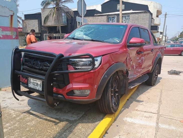 Impactan camioneta de candidata Mónica de Hombre en Coatzacoalcos