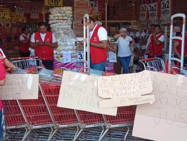 Empleados de Soriana cierran sucursal en Las Choapas por pago de utilidades