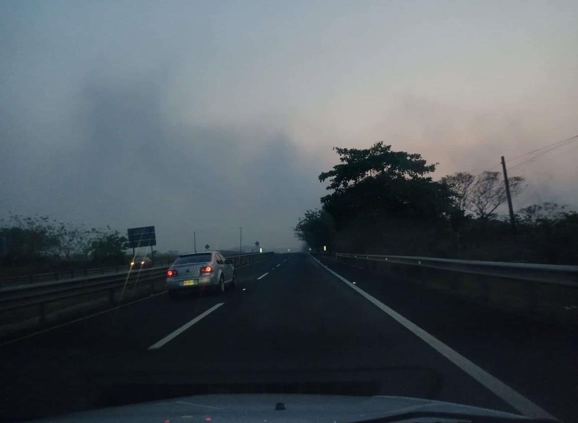 Humo por incendios complica circulación en carretera Costera del Golfo