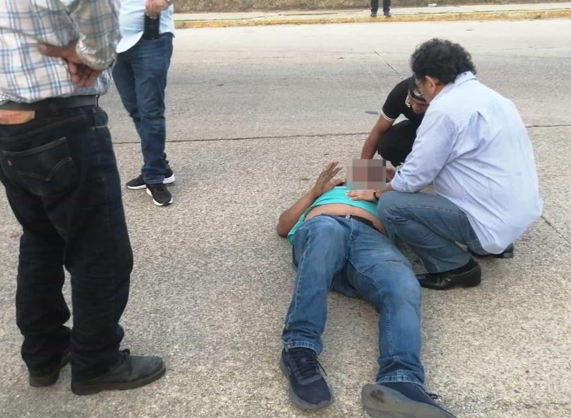 Impactan a pareja en motocicleta frente al Centro de Convenciones, responsable se da a la fuga | VIDEO