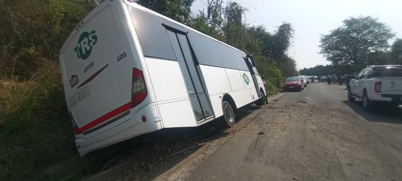 Autobús se sale de la carretera en Actopan: Seis personas lesionadas