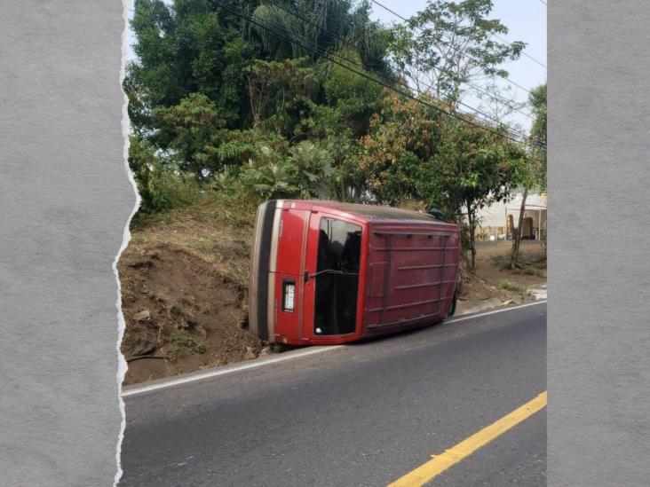 Vuelca camioneta en carretera Banderilla-Naolinco