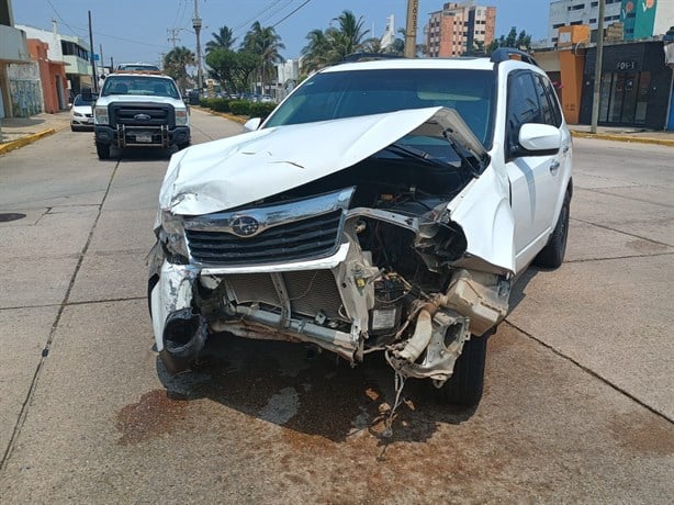 Impactan camioneta de candidata Mónica de Hombre en Coatzacoalcos