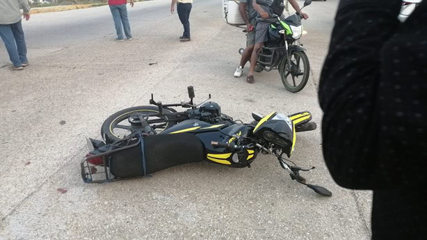 Impactan a pareja en motocicleta frente al Centro de Convenciones, responsable se da a la fuga | VIDEO