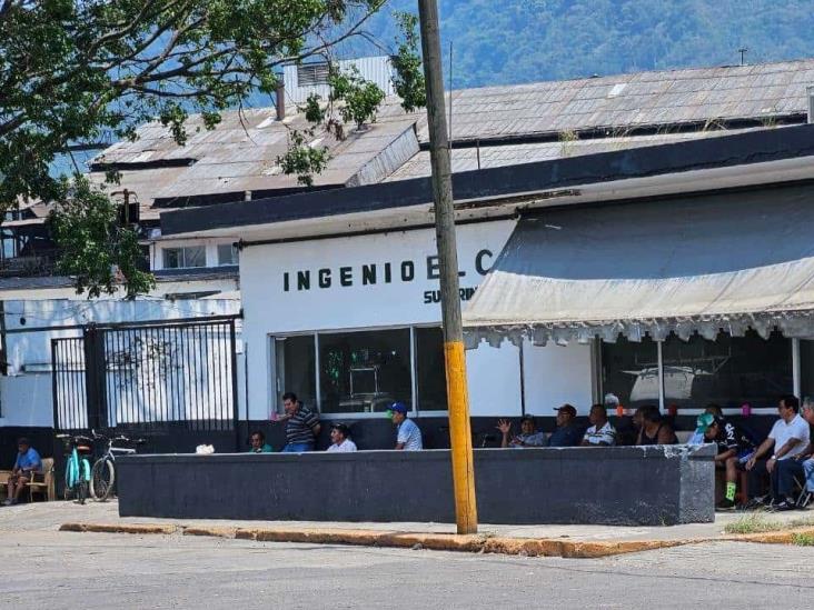 Trabajadores bloquean entrada del ingenio El Carmen, en Ixtaczoquitlán; esto exigen