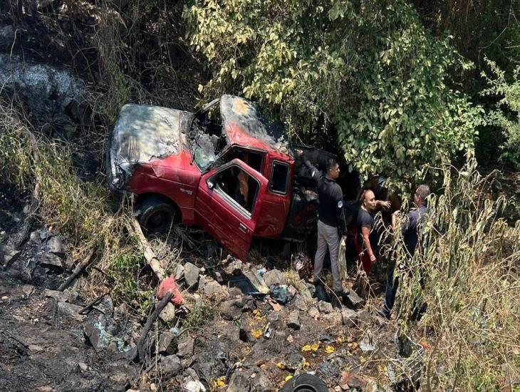 Camioneta en Actopan se incendia y 3 personas pierden la vida