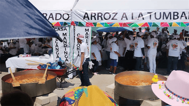 Alvarado celebra 30 años cocinando el arroz a la tumbada más grande el mundo