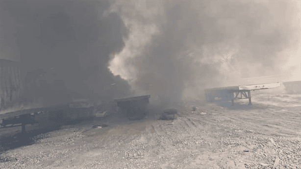 Incendio en pensión de tráileres en Villarín: fuego arrasa con cajas de carga
