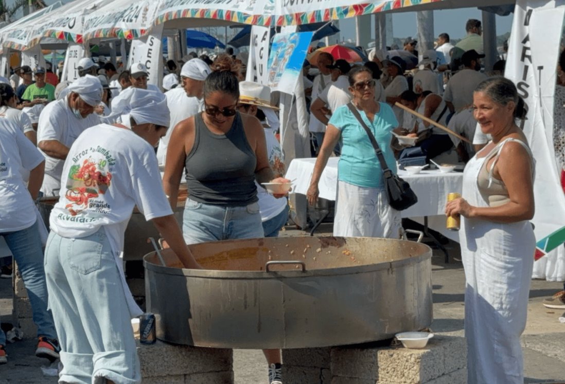 Alvarado celebra 30 años cocinando el arroz a la tumbada más grande el mundo