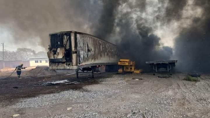 Incendio en pensión de tráileres en Villarín: fuego arrasa con cajas de carga