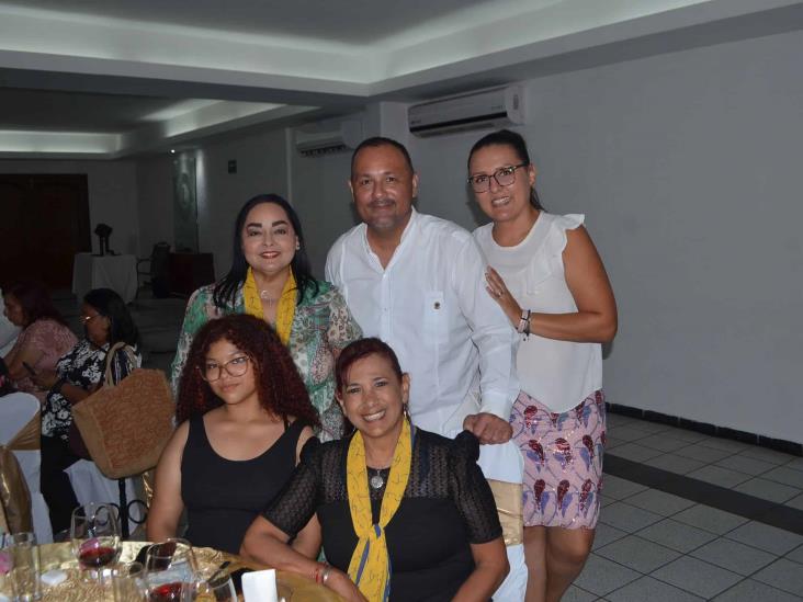 Damas del Club de Leones de Veracruz reciben festejo del Día de las Madres