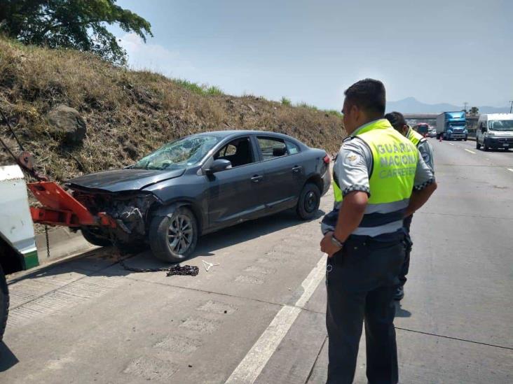 Vuelca automóvil en la autopista Córdoba-Veracruz; hay dos lesionados