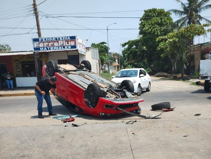 Aparatoso choque termina en volcadura en la colonia Francisco Villa