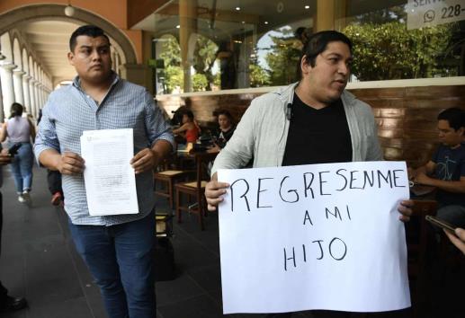 En Xalapa, denuncia haber sido detenido y separado de su hijo; señala a sobrina de Sara Ladrón de Guevara
