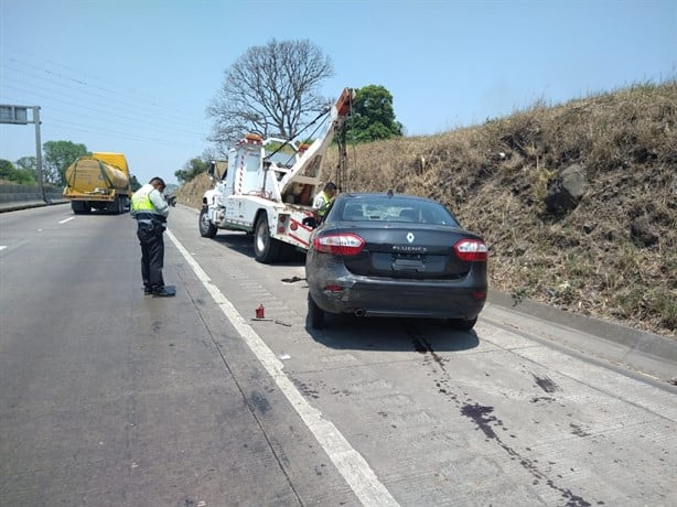 Vuelca automóvil en la autopista Córdoba-Veracruz; hay dos lesionados