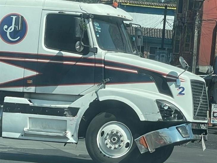 Se registra choque de tráiler contra dos camionetas en el Boulevard Banderilla